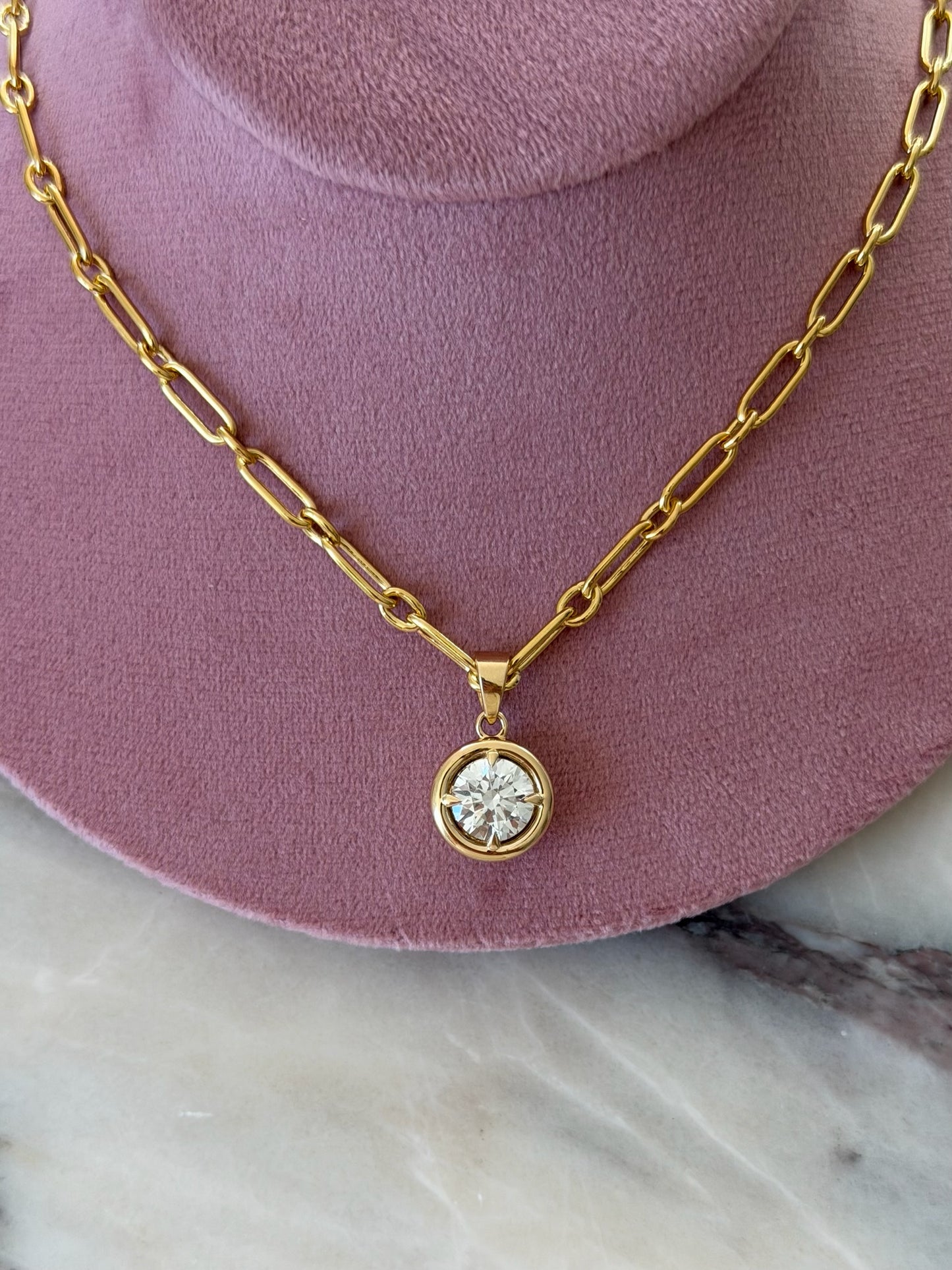 Daily Diamonds gold necklace with a round diamond pendant