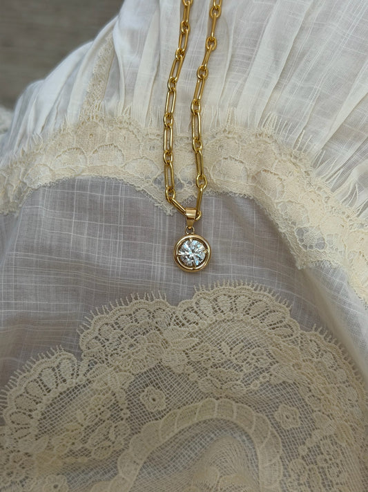 Daily Diamonds Gold chain necklace with a diamond pendant