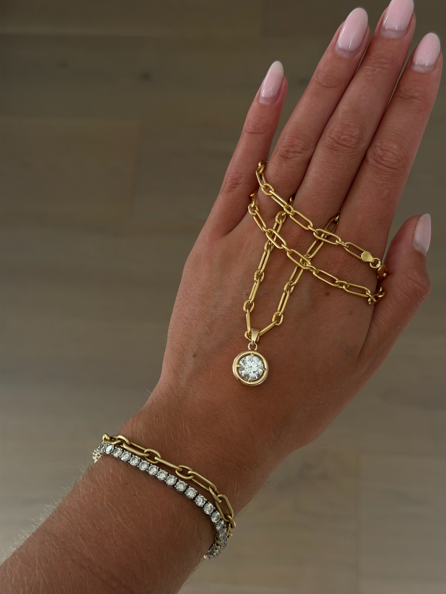 Daily Diamonds Gold chain necklace with a diamond pendant 