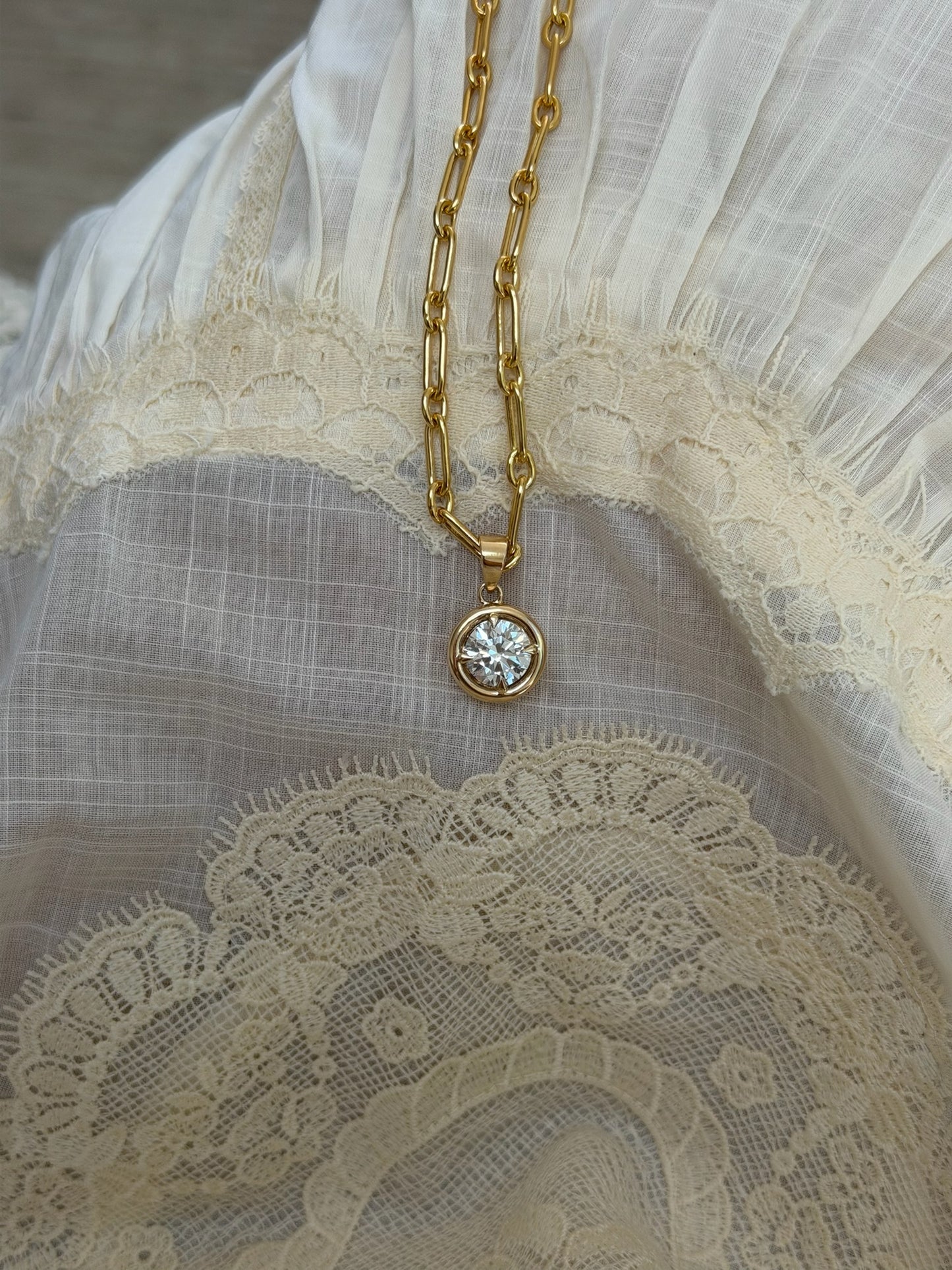 Daily Diamonds Gold chain necklace with a diamond pendant 