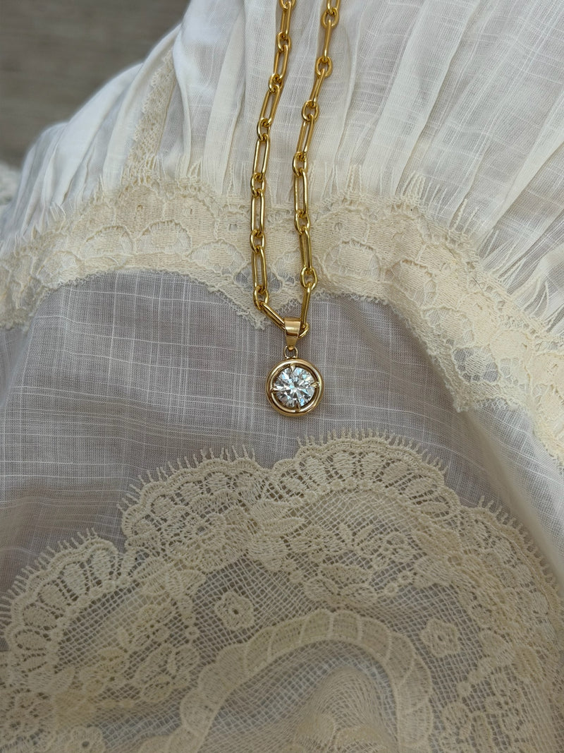 Daily Diamonds Gold chain necklace with a diamond pendant 